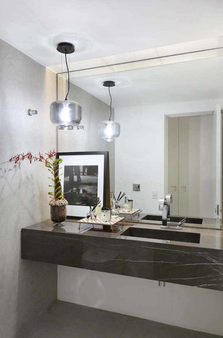 6. Pia de lavabo moderno em tons de preto com espelho e decora&ccedil;&atilde;o luxuosa &ndash; Foto Elen Saravalli