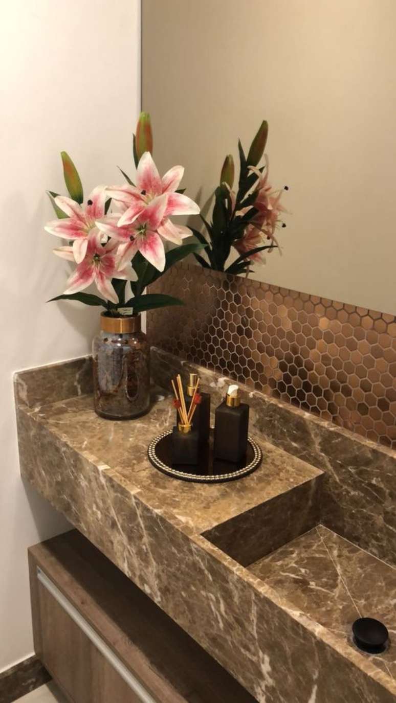 61. Pia de banheiro de m&aacute;rmore marrom &ndash; Foto Verdecora Interiores