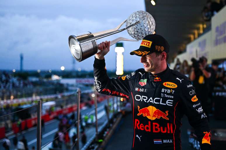 Max Verstappen sagrou-se bicampeão no Japão, mas a pontuação aplicada aos pilotos foi uma confusão só 