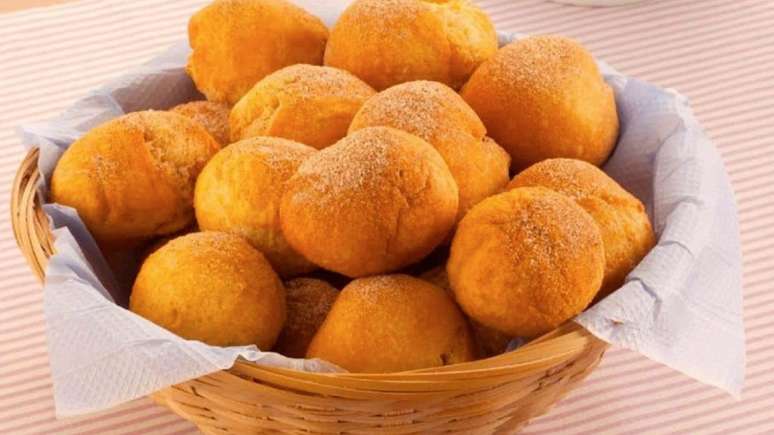 Bolinho de chuva de fubá com goiabada – Foto: Guia da Cozinha