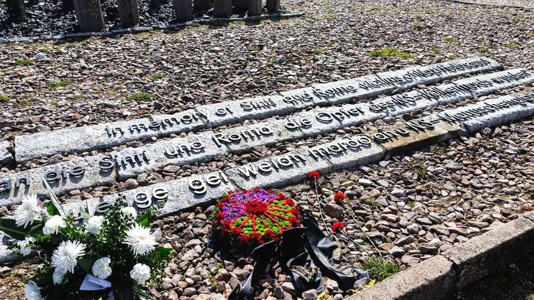 Flores em homenagem aos ciganos no campo de Buchenwald