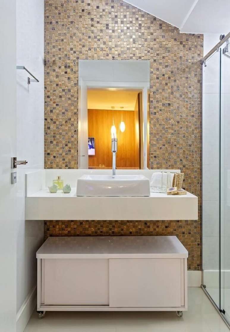 52. Lavabo moderno e chique com revestimento dourado e cinza &ndash; Foto Laura Santos