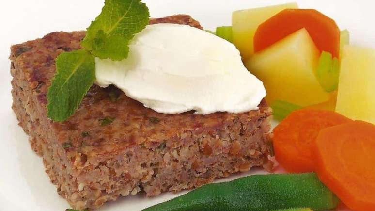 Quibe assado com legumes &ndash; Foto: Guia da Cozinha