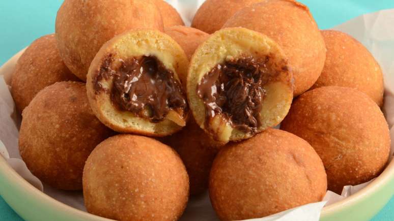 Bolinho de chuva de cenoura com recheio de chocolate – Foto: Guia da Cozinha