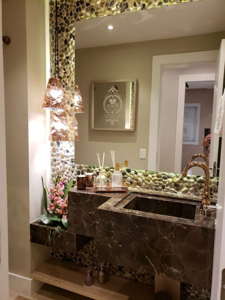 35. Lavabo moderno com cuba escupida marrom &ndash; Foto Giovana Ciacco Interiores