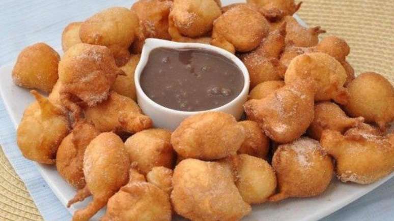 Bolinho de chuva com brigadeiro – Foto: Guia da Cozinha