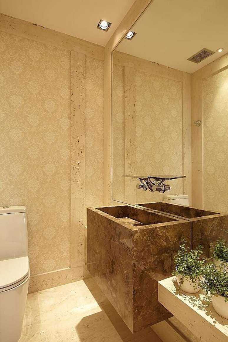 47. Lavabo moderno cor areia com marmore marrom e espelho &ndash; Foto Patricia Covolo