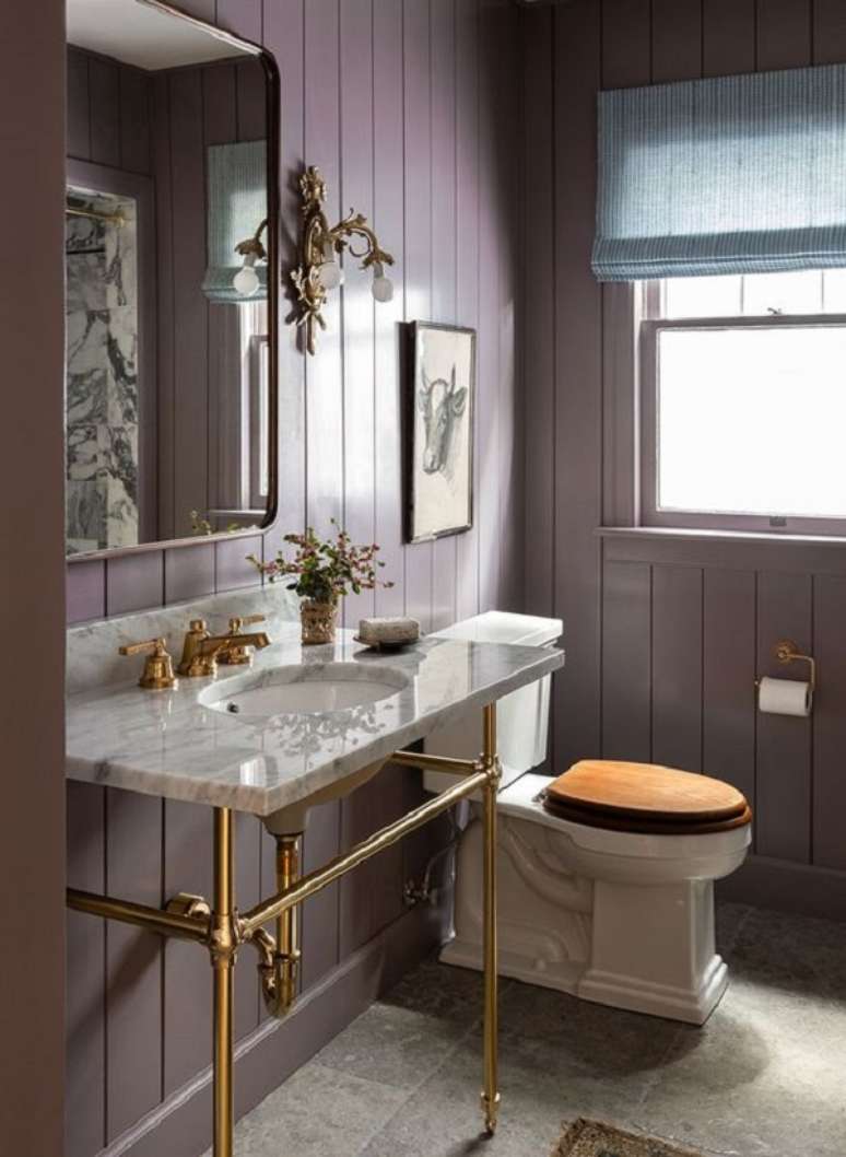 41. Lavabo moderno com parede roxa e detalhes dourados &ndash; Foto Decorando comasi