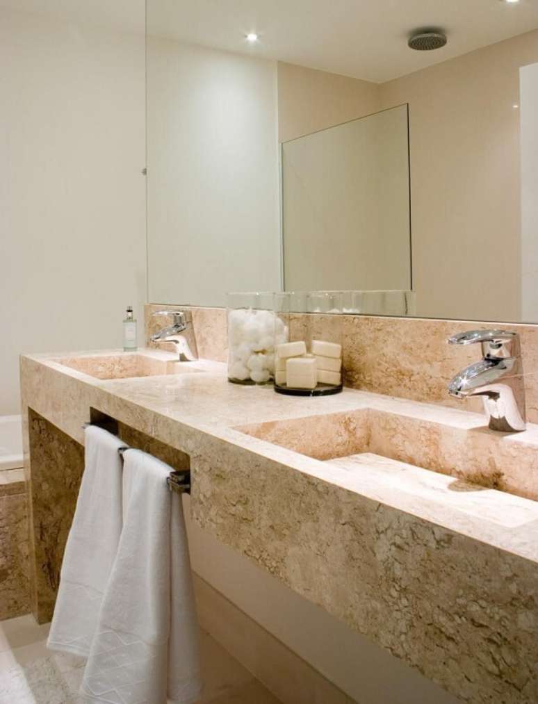25. Lavabo com pia de m&aacute;rmore bege &ndash; Foto Marilia Veiga Interiores