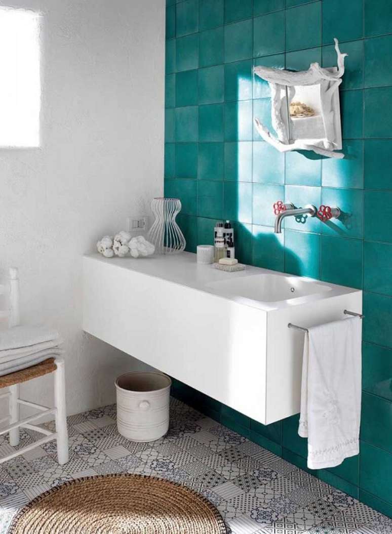 55. Lavabo moderno e colorido com bancada corian branco e parede de azulejo decorativo verde &ndash; Foto DuPont