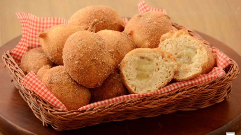 Bolinho de chuva com banana – Foto: Guia da Cozinha