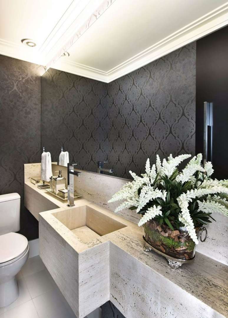 36. Lavabo moderno com decora&ccedil;&atilde;o bege e preto com espelho na parede &ndash; Foto Ticiane Lima