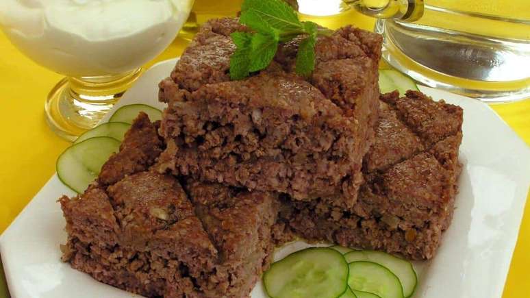 Quibe de bandeja recheado com carne mo&iacute;da &ndash; Foto: Guia da Cozinha