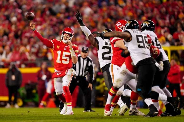 Patrick Mahomes sofreu lesão no tornozelo no último sábado (Foto: JASON HANNA VIA AFP)