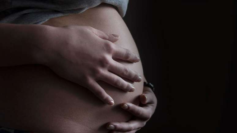 Muitas jovens colombianas oferecem servi&ccedil;os de barriga de aluguel online