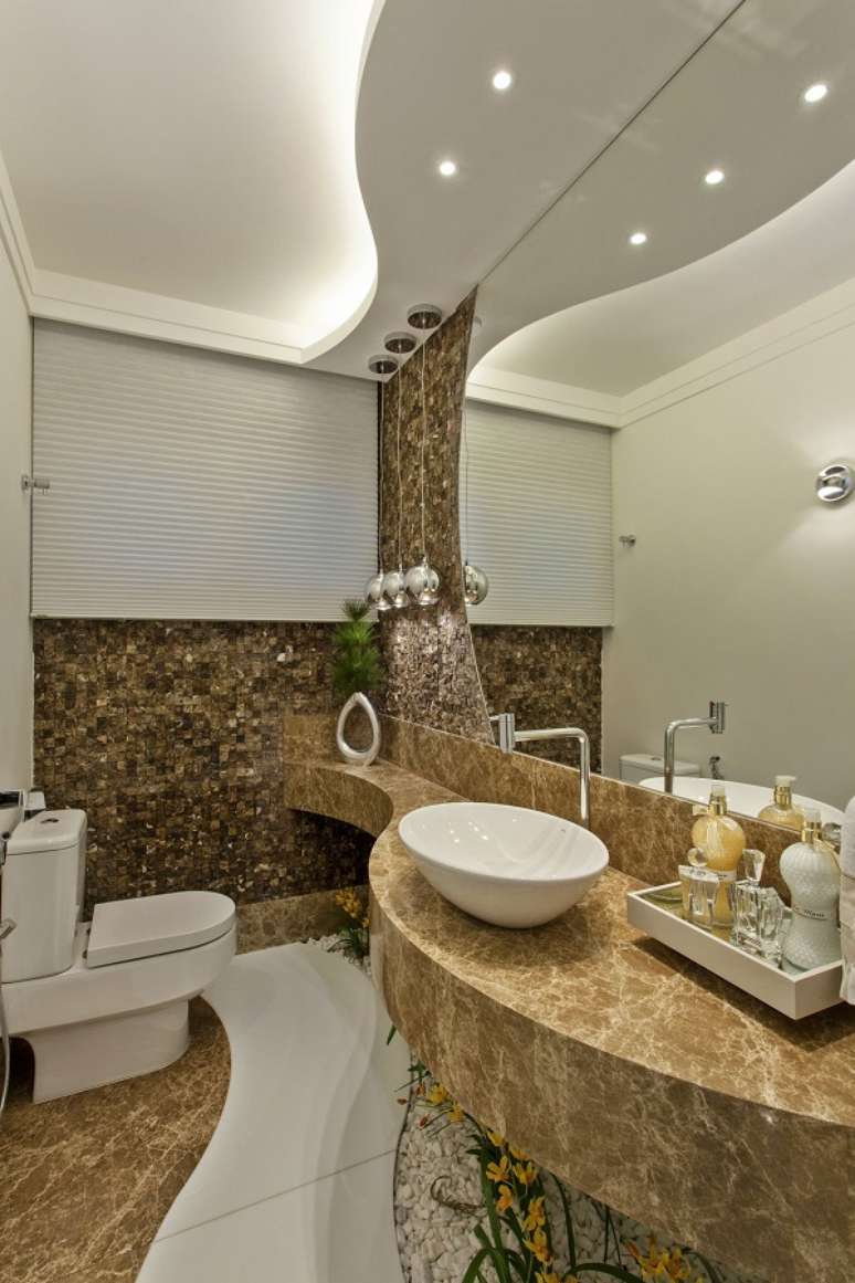 38. Lavabo moderno com m&aacute;rmore marrom e espelho &ndash; Foto Aquiles Nicolas Kilaris