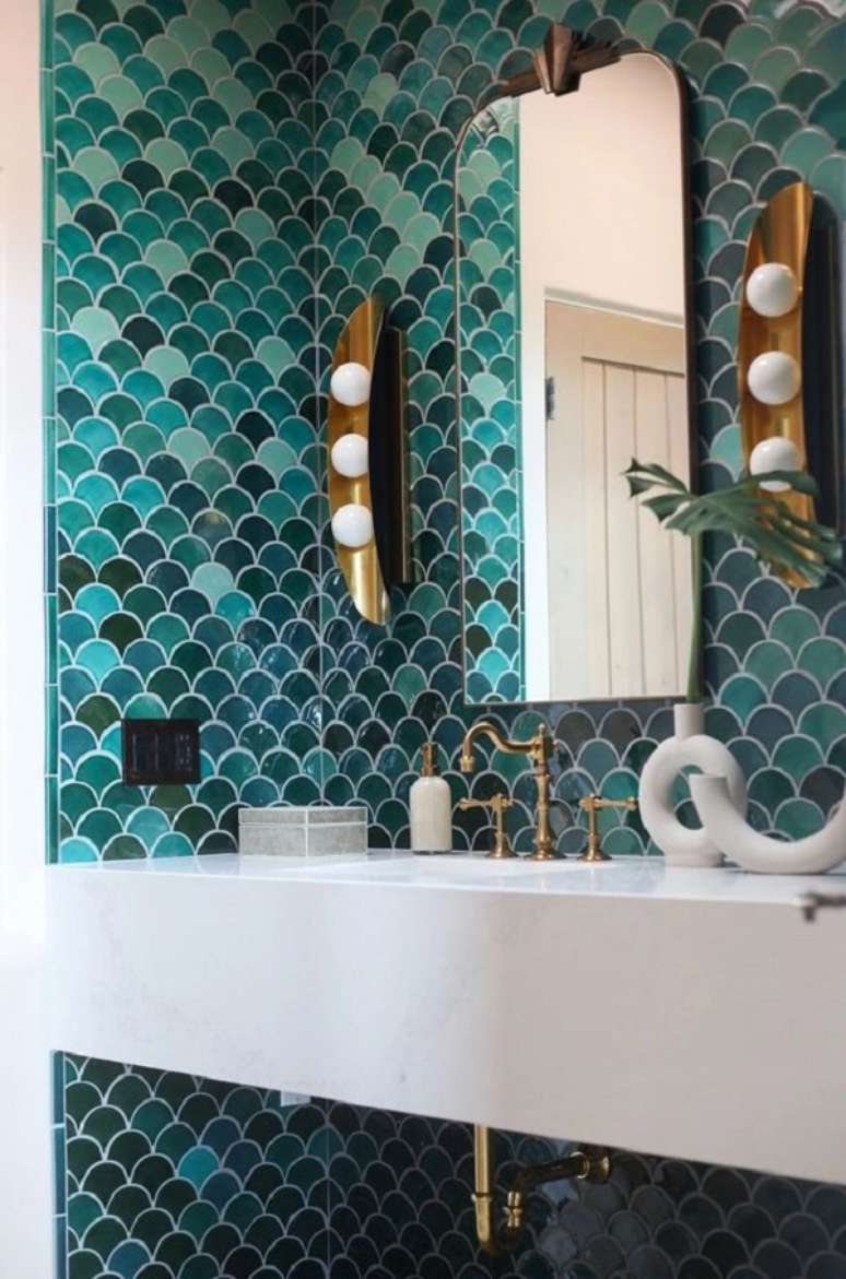 53. Lavabo moderno e chique com revestimento escama de peixe &ndash; Foto mercury Mosaics
