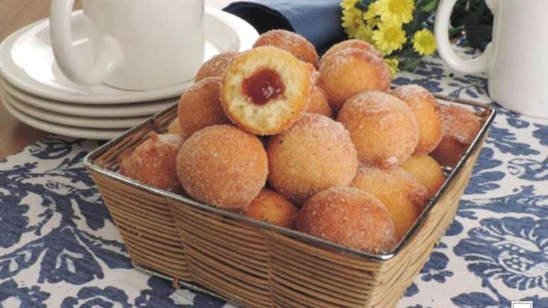 Bolinho de chuva recheado com goiabada – Guia da Cozinha