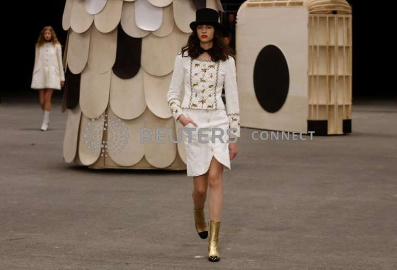 Desfile da coleção primavera/verão da Chanel em Paris
24/01/2023 REUTERS/Gonzalo Fuentes