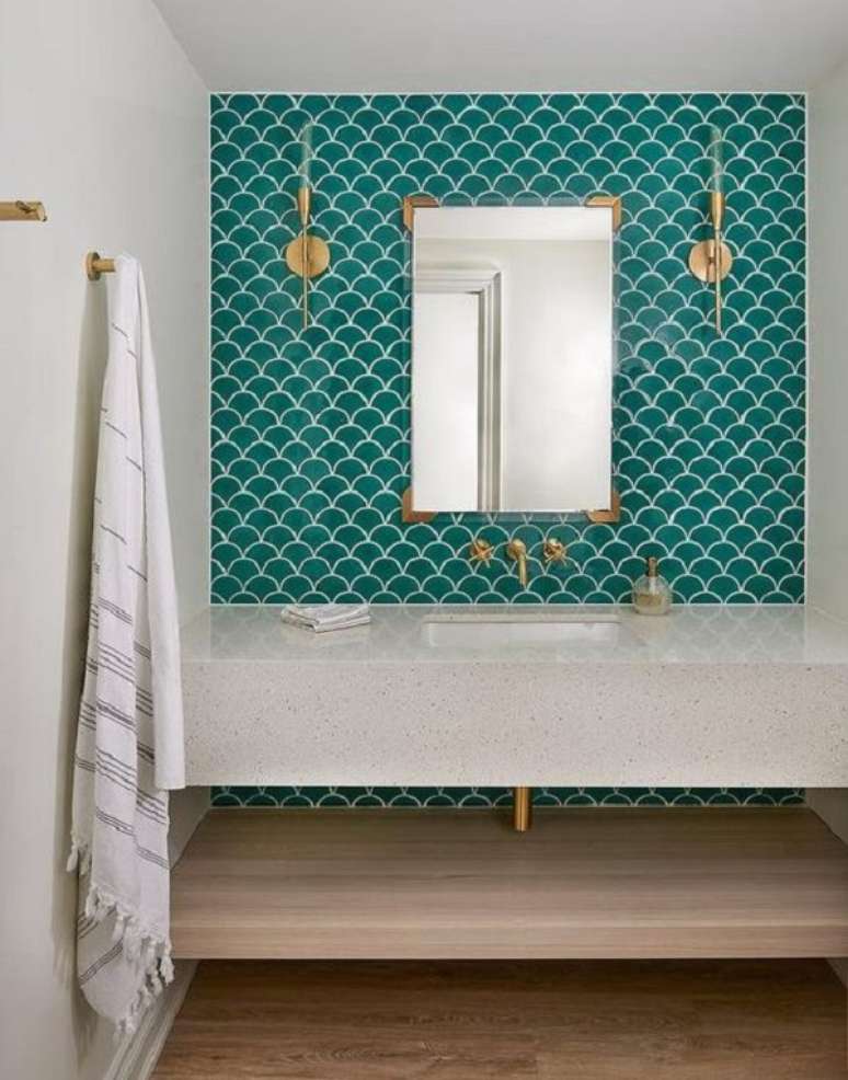 16. Combina&ccedil;&atilde;o de verde e dourado com revestimento escama de peixe no banheiro &ndash; Foto Decor Pad