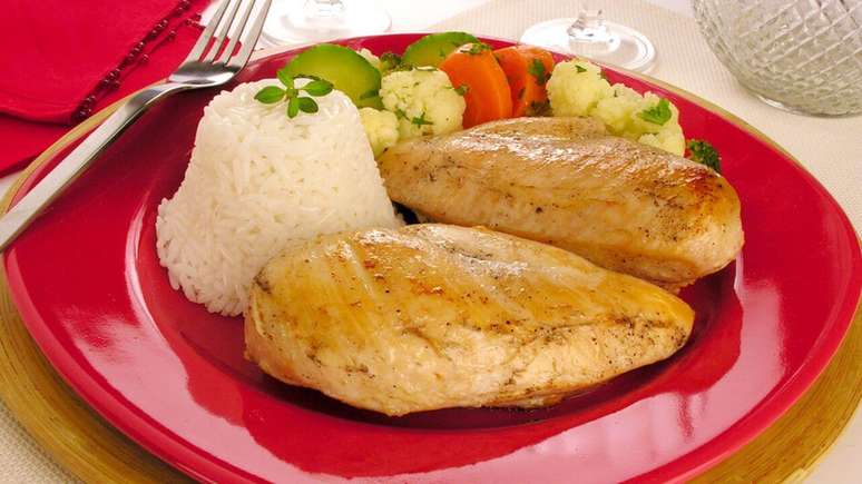 Chicken fillet with vegetables – Photo: Guia da Cozinha