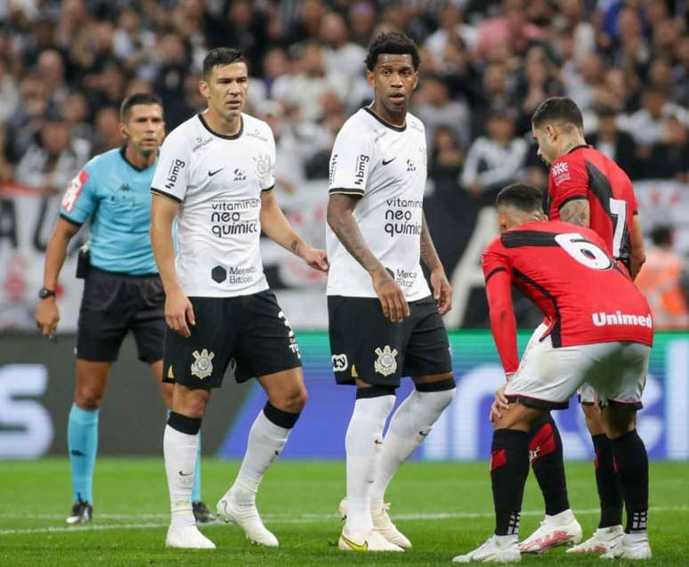 Rodízio na zaga: Fernando Lázaro ainda não repetiu dupla defensiva no Corinthians