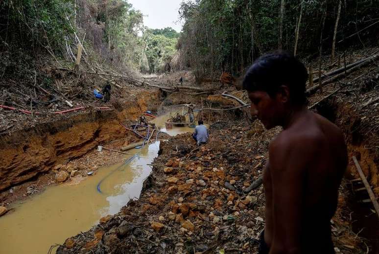 Contrário às políticas de demarcação de terras, Bolsonaro promoveu o desmonte das estruturas de fiscalização que coibiam o garimpo e atuavam na proteção dos povos indígenas