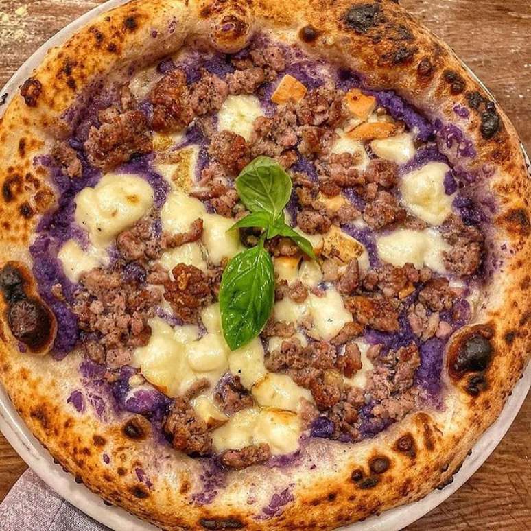 Pizza com pur&ecirc; de batata roxa 