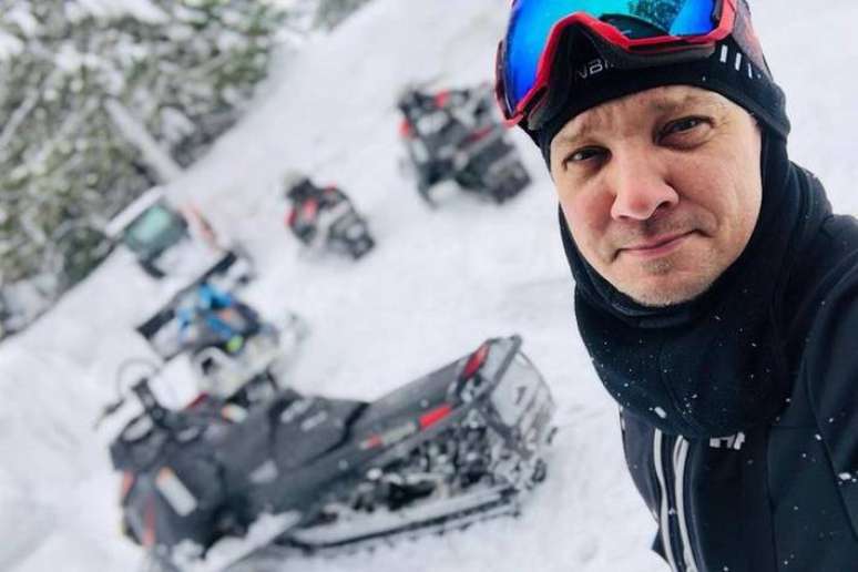 Jeremy Renner tried to help a family member stuck in the snow Jeremy Renner tried to help a family member stuck in the snow