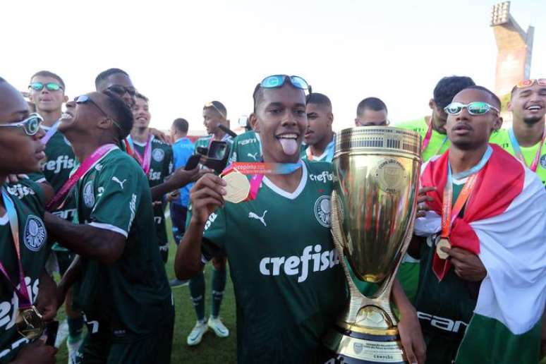 Palmeiras &eacute; bicampe&atilde;o da Copinha com gol nos acr&eacute;scimos no Canind&eacute;.