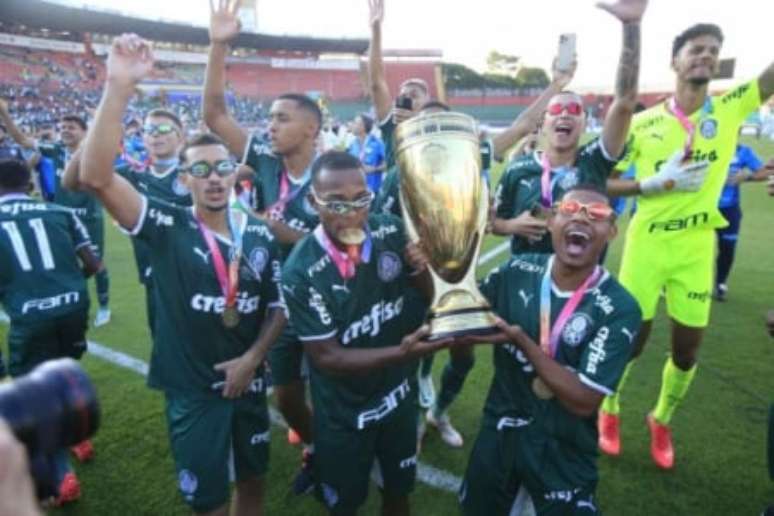 Palmeiras comemora no gramado (Foto: Alex Silva/LANCE!)