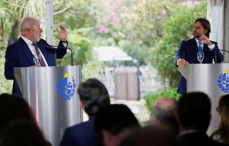 O presidente do Uruguai, Luis Lacalle Pou, e o presidente do Brasil, Luiz Inácio Lula da Silva, em entrevista coletiva, em Montevidéu, Uruguai, em 25 de janeiro de 2023