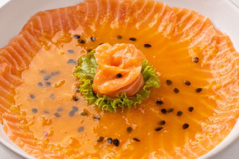 Carpaccio de salm&atilde;o com molho de maracuj&aacute; 