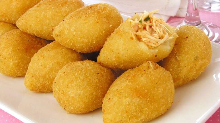 A coxinha de frango &eacute; uma das receitas que voc&ecirc; consegue aproveitar usando sobras de frango &ndash; Foto: Guia da Cozinha