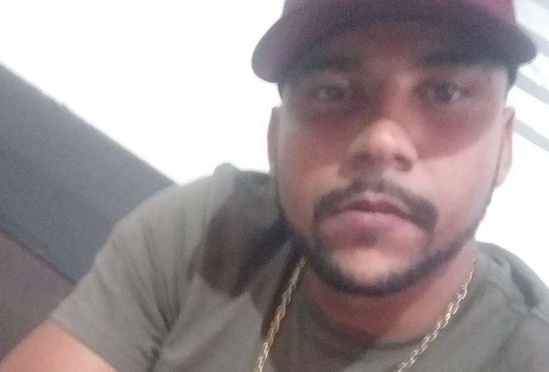 Quarto suspeito de matar família se entrega à polícia