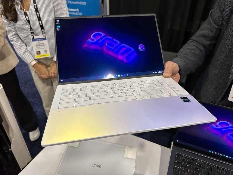 LG Gram Style foi mostrado na CES 2023 com trackpad "invisível" e iluminado por LEDs (Imagem: Tom's Guide)