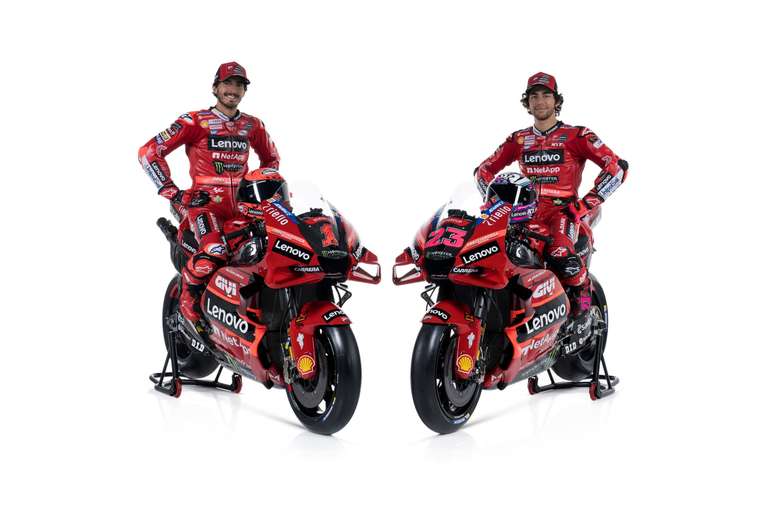 Bagnaia e Bastianini com as novas motos da Ducati 
