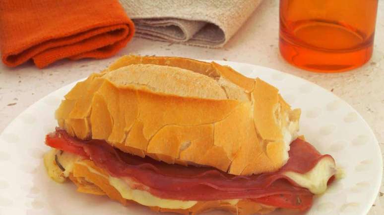 O cl&aacute;ssico lanche vendido no famoso mercado da capital, agora pode ser feito na sua casa &ndash; Foto: Guia da Cozinha