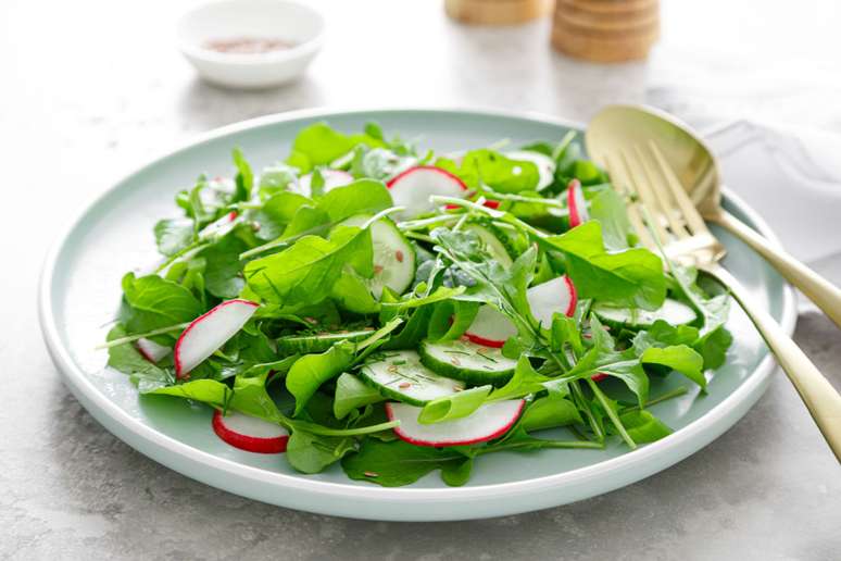 Salada de rúcula com rabanete e pepino 