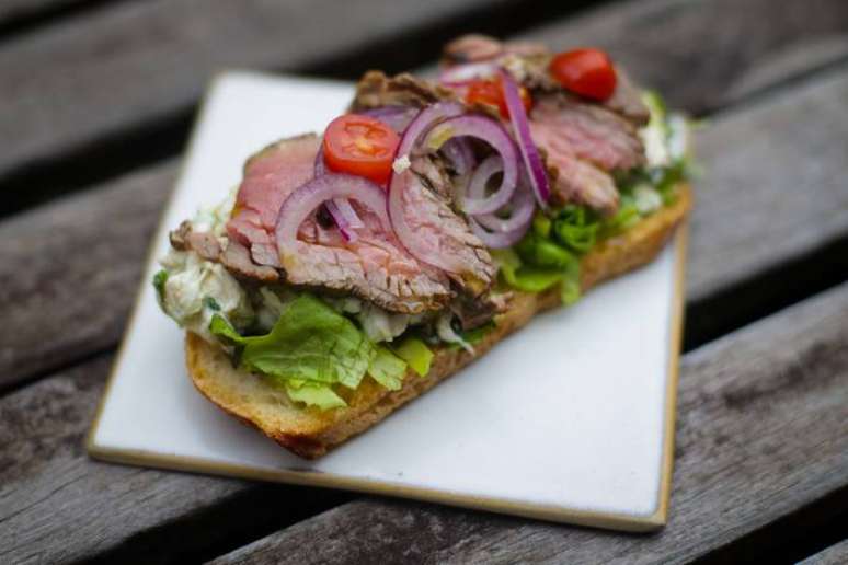 Receita sanduíche aberto de salpicãoe rosbife