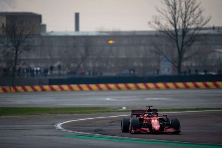 Carlos Sainz andando com a Ferrari em Fiorano 