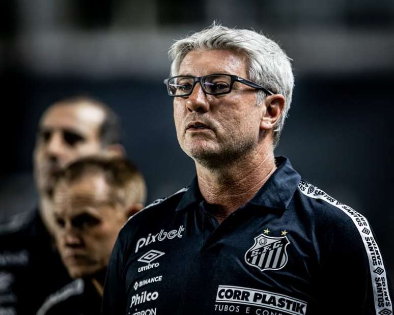 Odair Hellmann rebuts criticism of the Santos team and talks about reinforcements: ‘I’m the last to abandon ship’