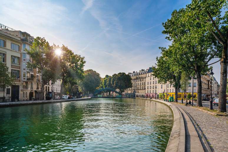 Canal Saint-Martin &eacute; um dos principais destinos para relaxar e tomar um vinho no fim da tarde 