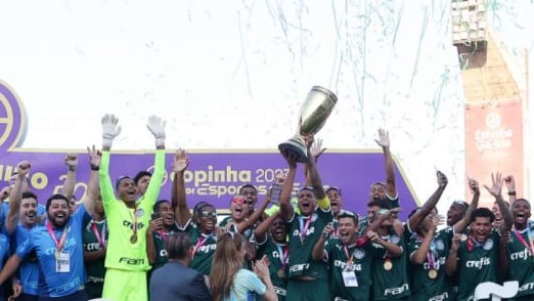 Elenco do Palmeiras comemora o bicampeonato da Copinha (Foto: Fabio Menotti/Palmeiras/by Canon)