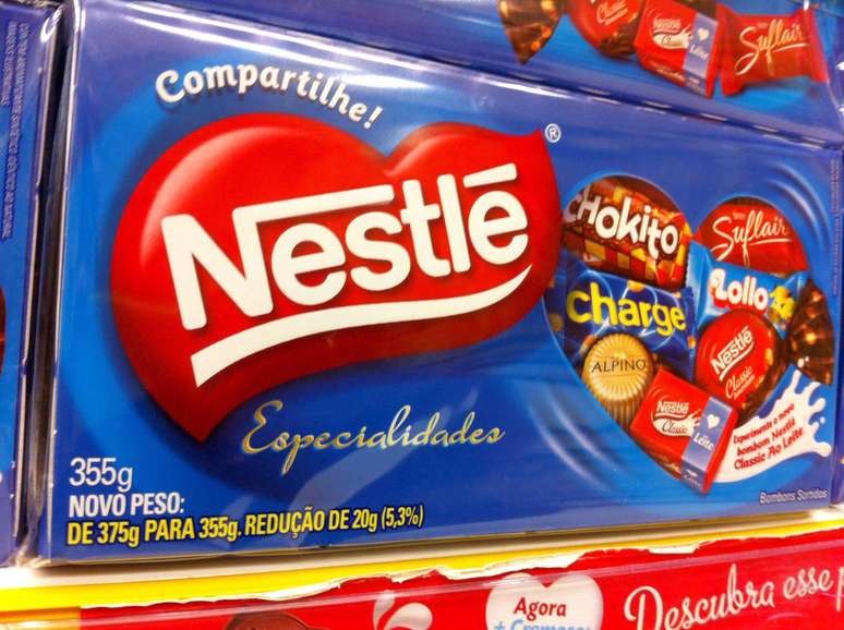Caixa de chocolate Nestlé: 375g para 355g.Resposta da empresa: aNestlé afirma que segue uma tendência global de mercado que se traduz na comercialização de produtos alimentícios em menor quantidade por embalagem, visando estimular hábitos de consumo mais equilibrados.