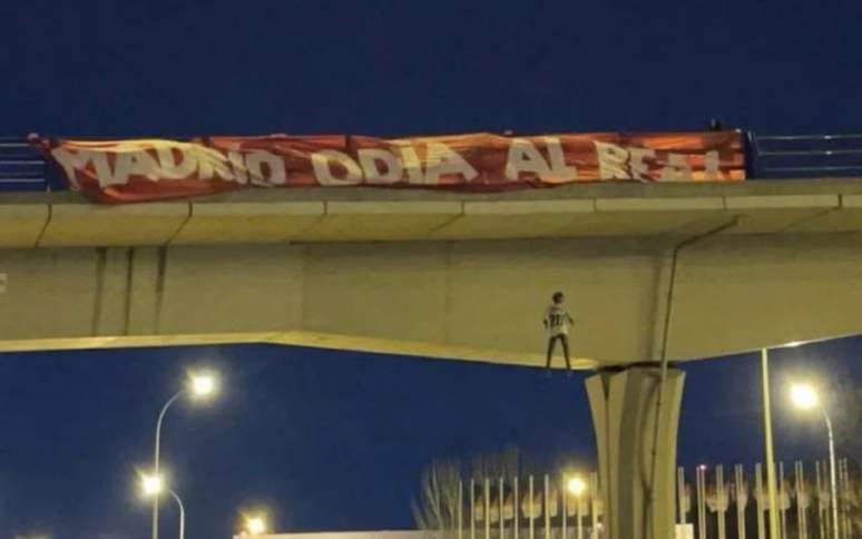 Torcida do Atlético de Madrid simula enforcamento de Vini Jr antes de clássico 