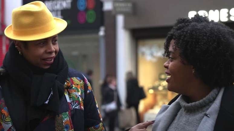 Mulheres nas ruas de Londres conversaram com a BBC sobre a 'rede de sorrisos'