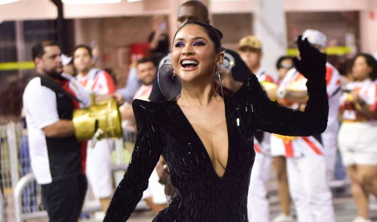 Mileide Mihaile apostou em um macacão com decote em look all black para ensaio do carnaval 2023 em São Paulo em 25 de janeiro de 2023.