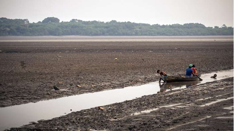 Pescadores em um córrego formado a partir do lago Aleixo, na área rural de Manaus, durante seca; a foto é de outubro de 2015