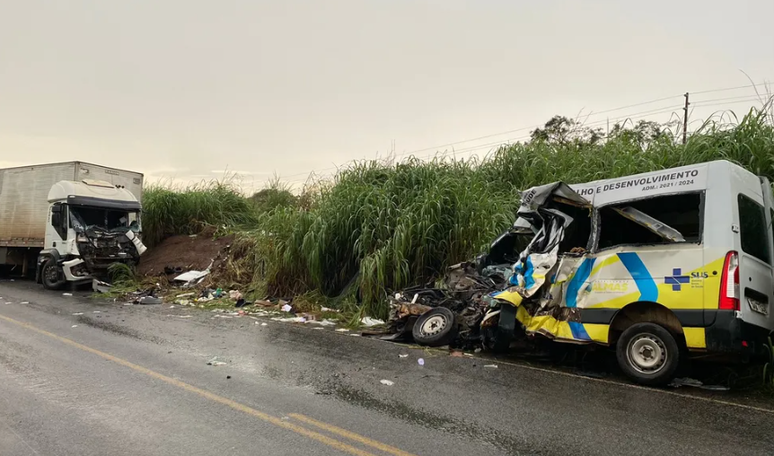 Acidente entre van e caminhão deixa 12 mortos em rodovia no Tocantins